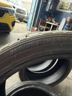Гуми Зимни 225/40R19, снимка 2