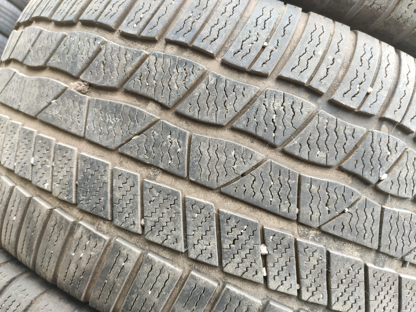 Гуми Зимни 285/45R20, снимка 2 - Гуми и джанти - 54174328