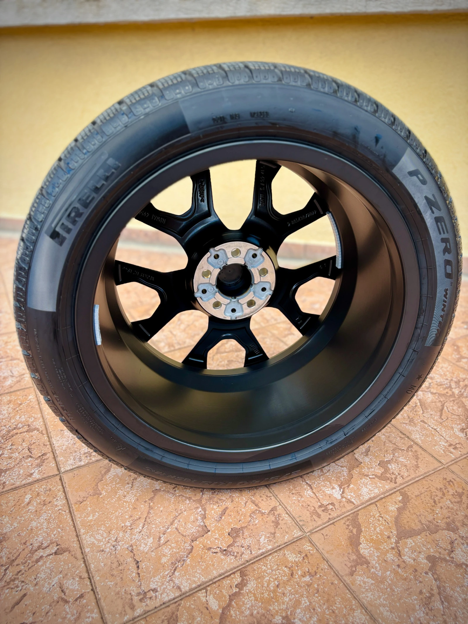 Гуми с джанти Pirelli 245/45R19, снимка 3 - Гуми и джанти - 55172418