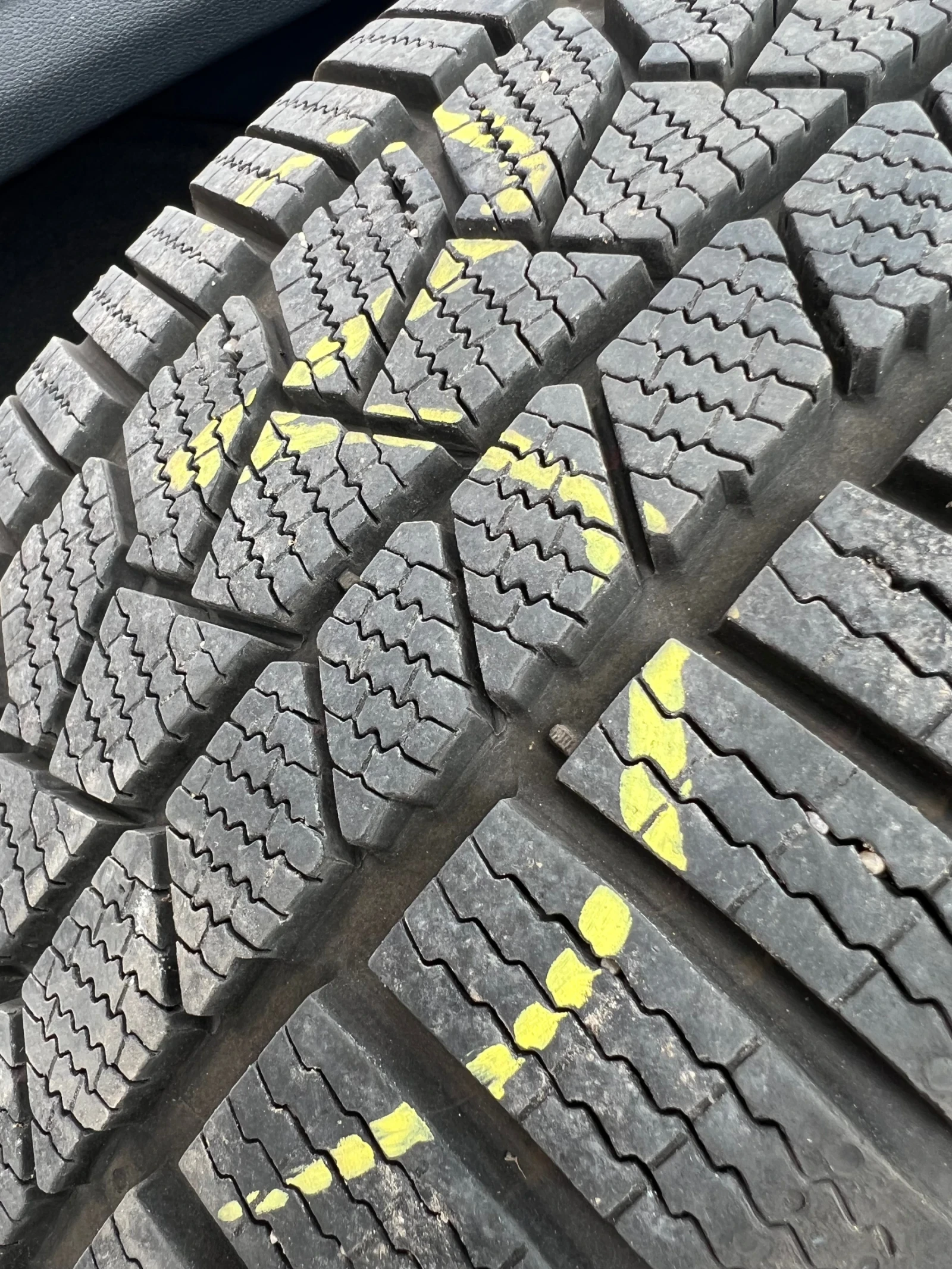Гуми Зимни 205/60R16, снимка 2 - Гуми и джанти - 55965808