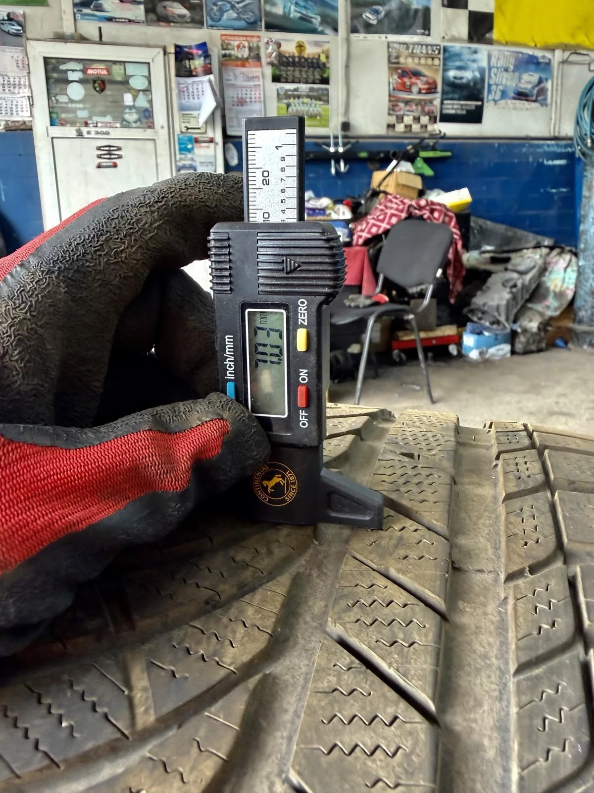 Гуми Зимни 225/40R19, снимка 4 - Гуми и джанти - 56270127