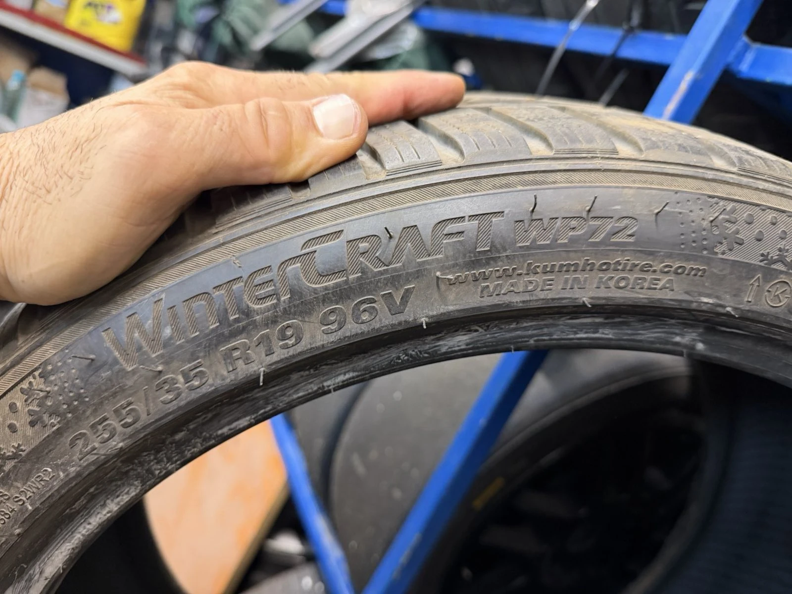 Гуми Зимни 225/40R19, снимка 6 - Гуми и джанти - 56270127