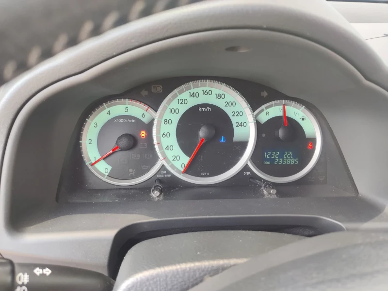 Toyota Corolla verso 2.2 D4D 136к.с., снимка 5 - Автомобили и джипове - 52644561