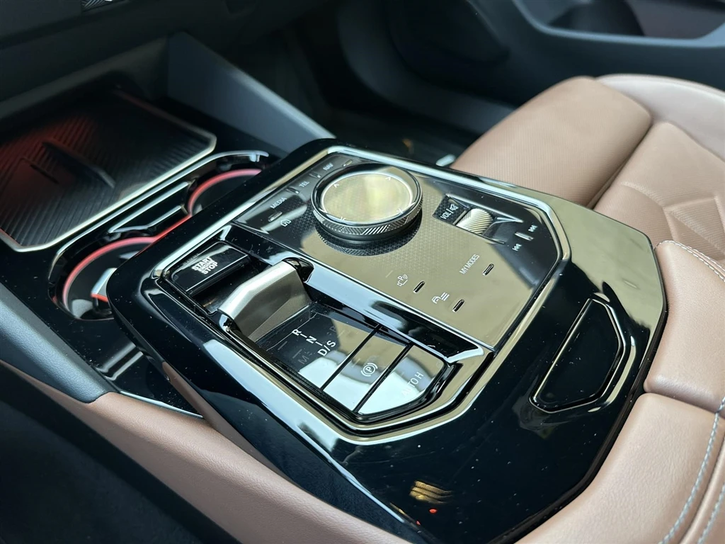 BMW 550 xDrive Sedan, снимка 10 - Автомобили и джипове - 53745973