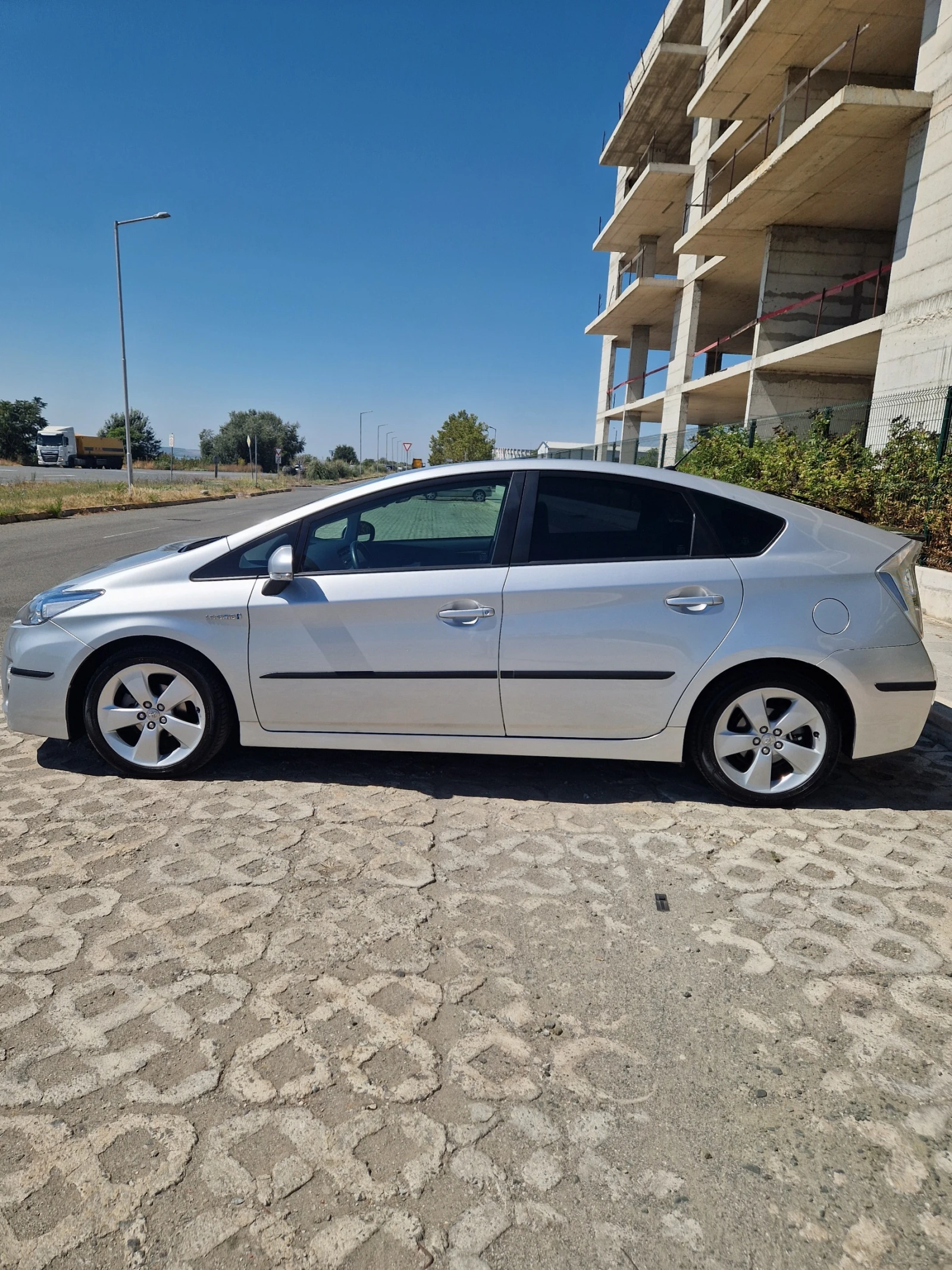 Toyota Prius Life, снимка 8 - Автомобили и джипове - 55931348