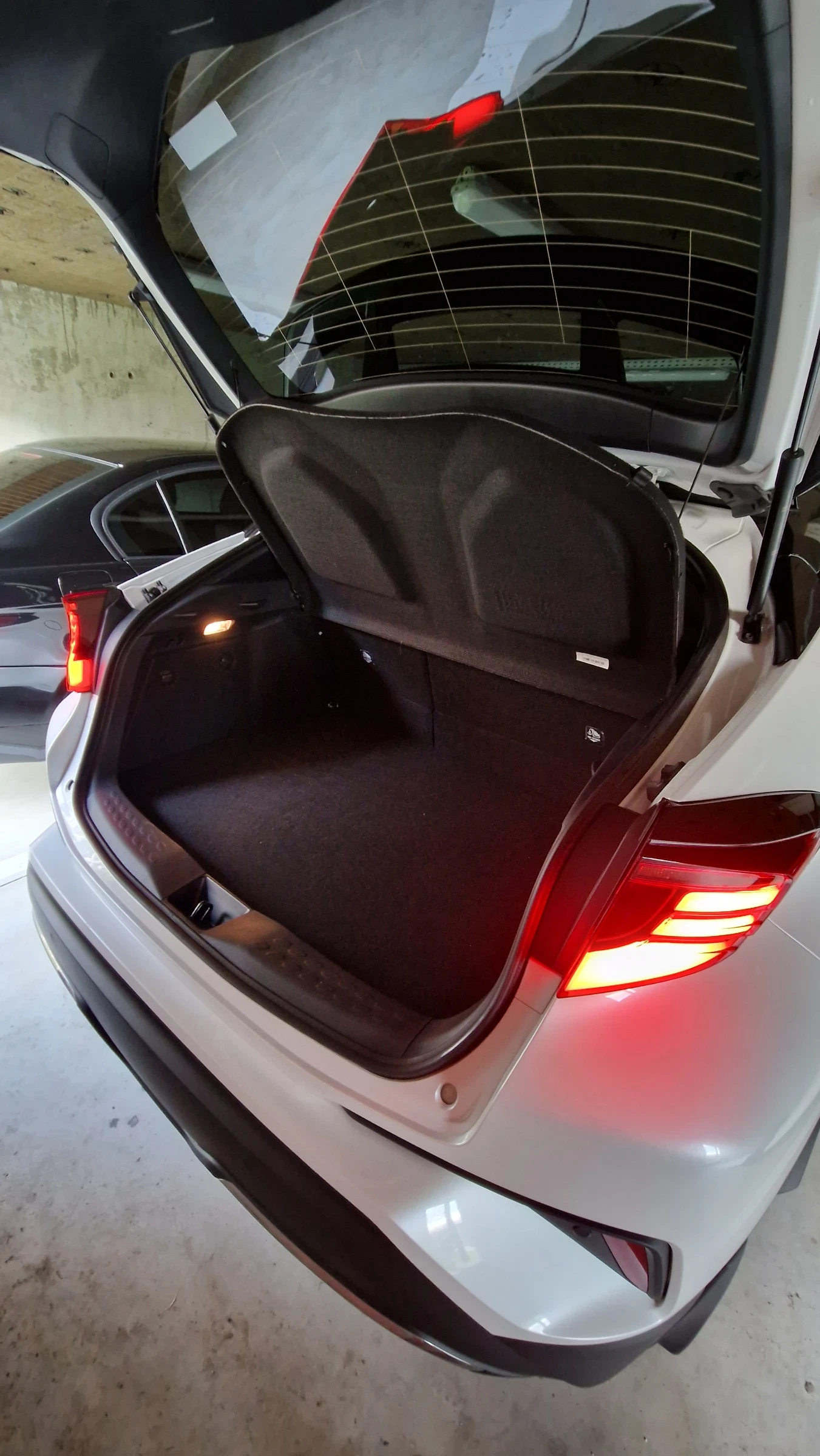 Toyota C-HR 2.0 e-CVT - изображение 9