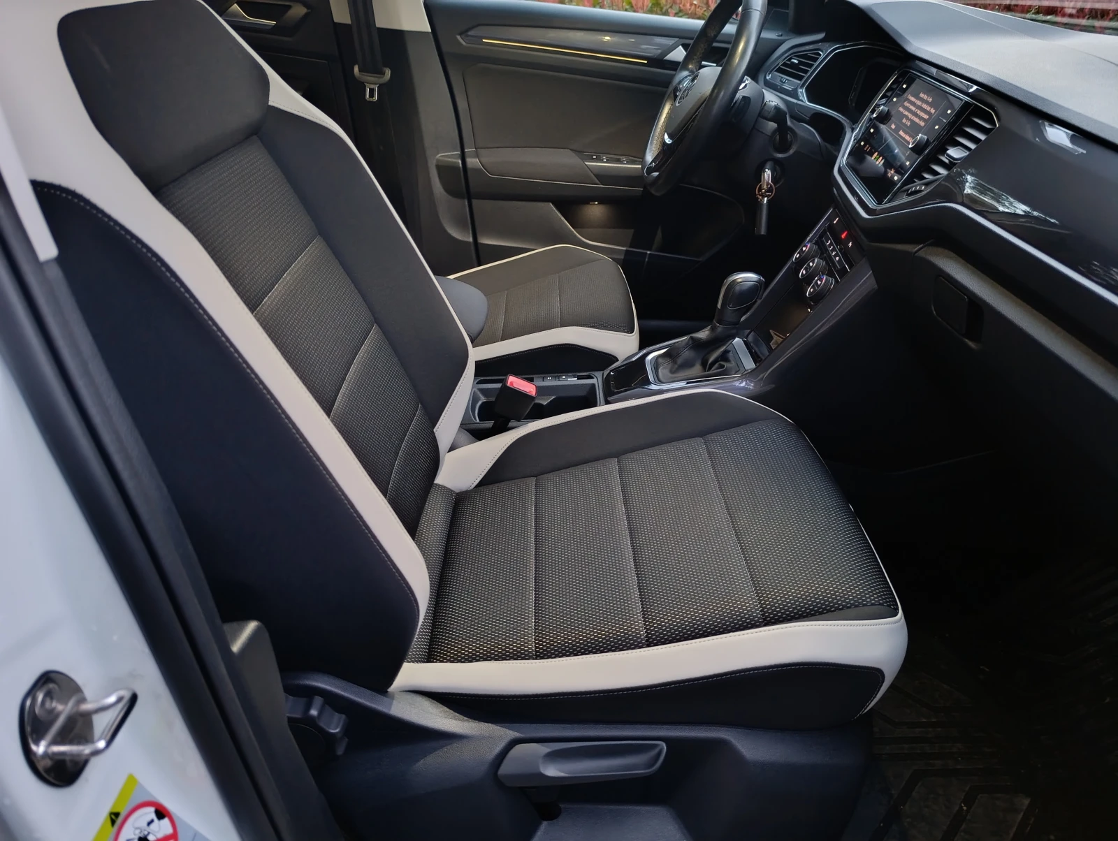 VW T-Roc 2.0TDI Elegance 150кс Digital Distr LED Кожа , снимка 11 - Автомобили и джипове - 54144460