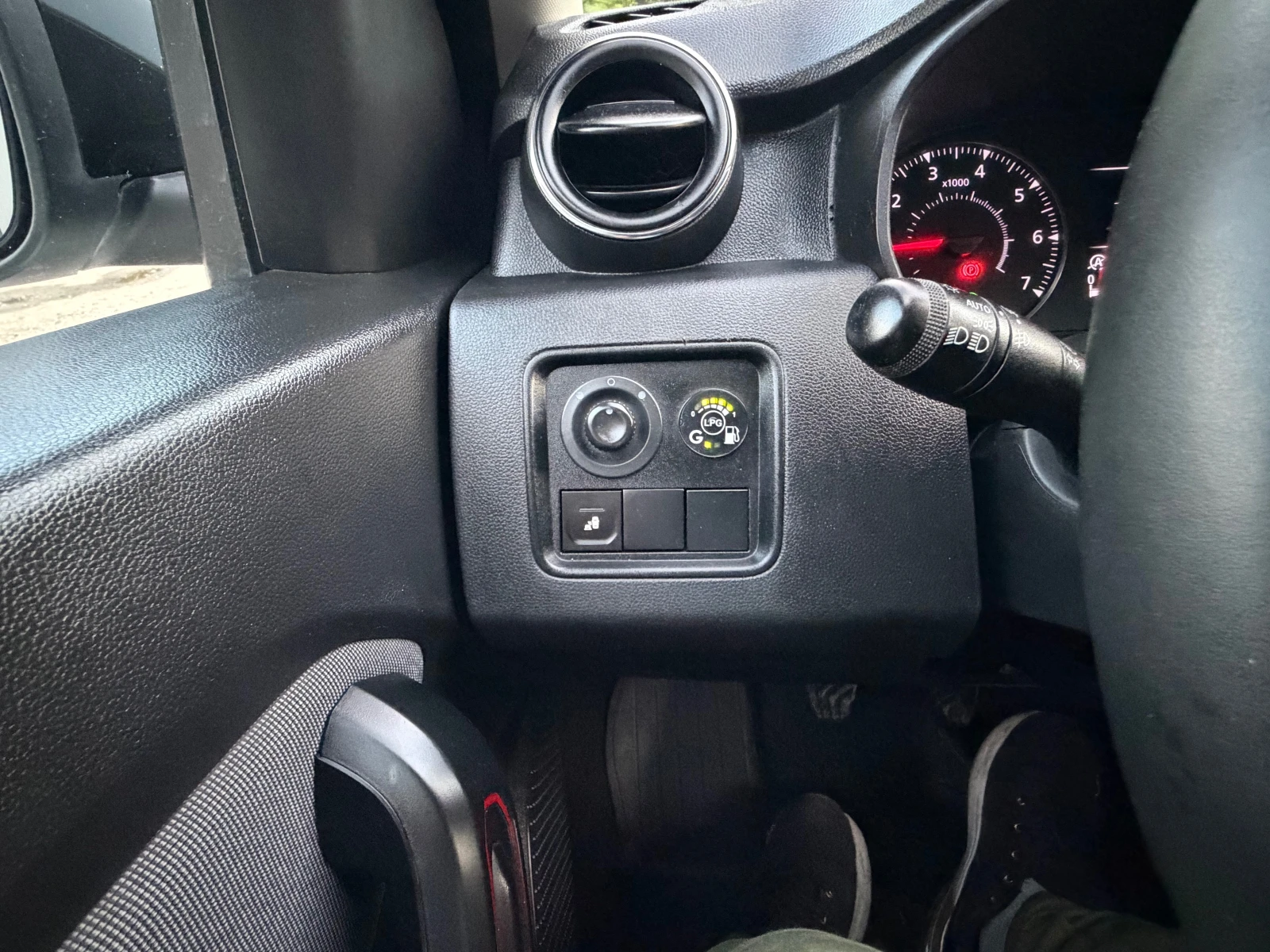 Dacia Duster 1.6BENZIN* LPG* 360CAMERA* NAVI* , снимка 11 - Автомобили и джипове - 54561823