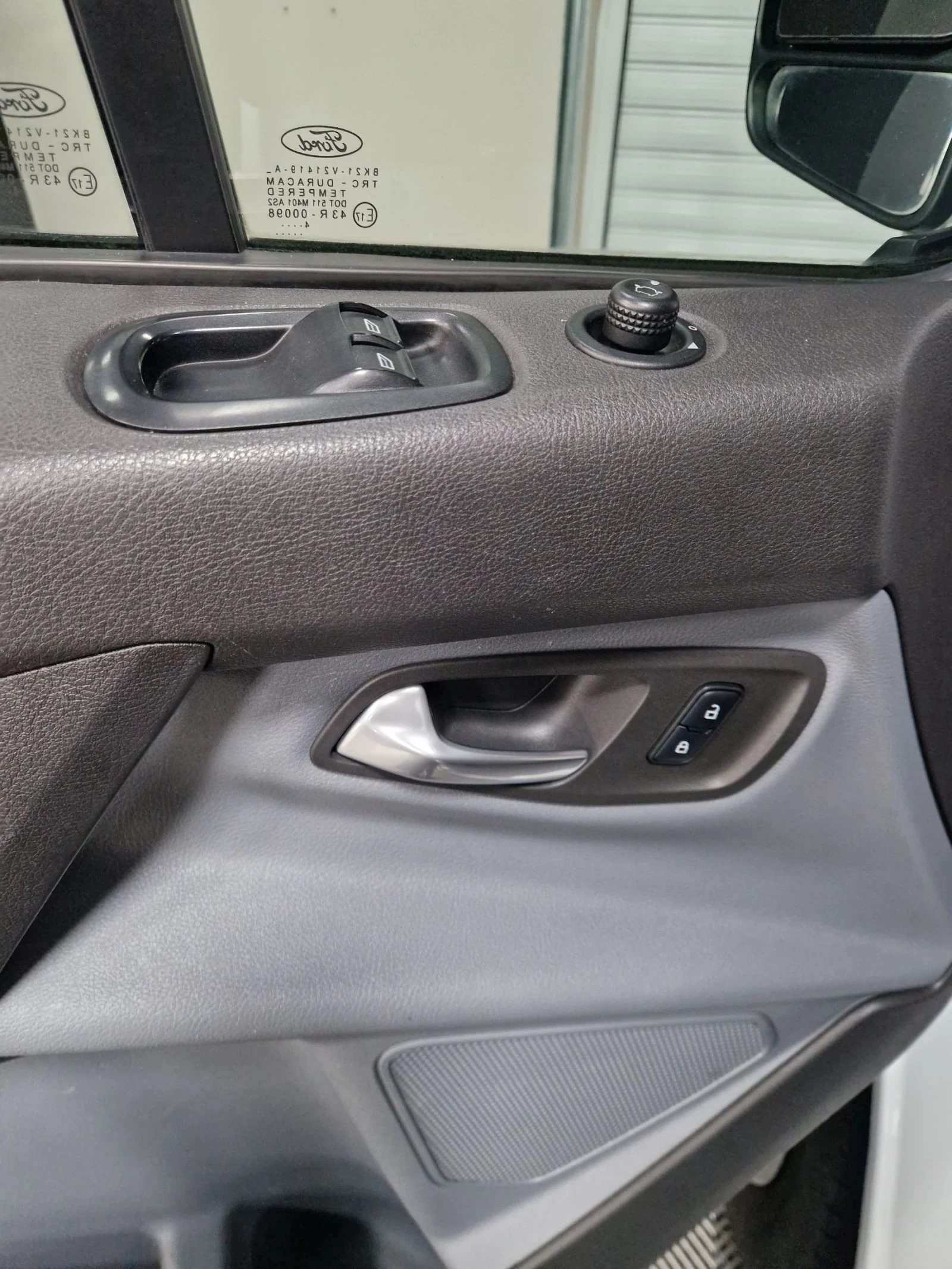 Ford Transit Custom 2.0 ВЕРИГА! ОБСЛУЖЕН!ДВЕ СТРАНИЧНИ ВРАТИ!, снимка 10 - Бусове и автобуси - 54372505