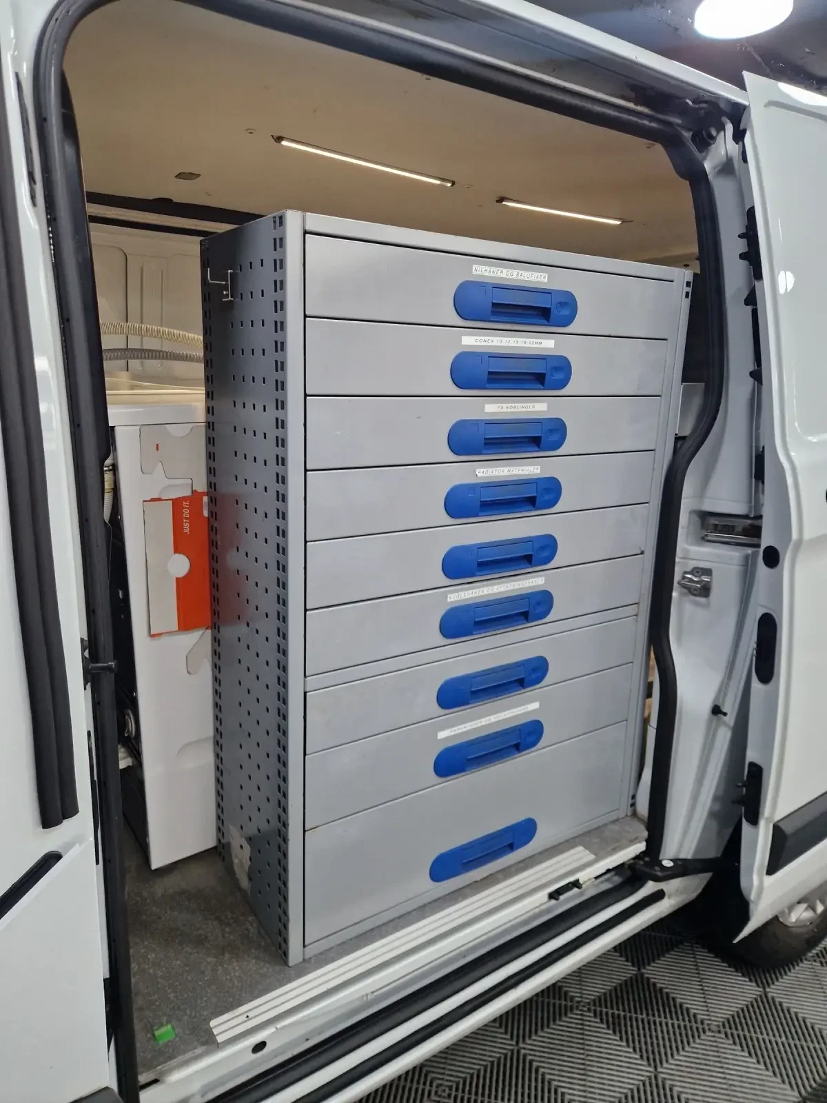 Ford Transit Custom 2.0 ВЕРИГА! ОБСЛУЖЕН!ДВЕ СТРАНИЧНИ ВРАТИ!, снимка 12 - Бусове и автобуси - 54372505