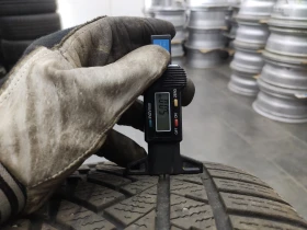 Гуми Зимни 235/50R18, снимка 4
