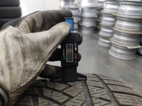 Гуми Зимни 235/50R18, снимка 3