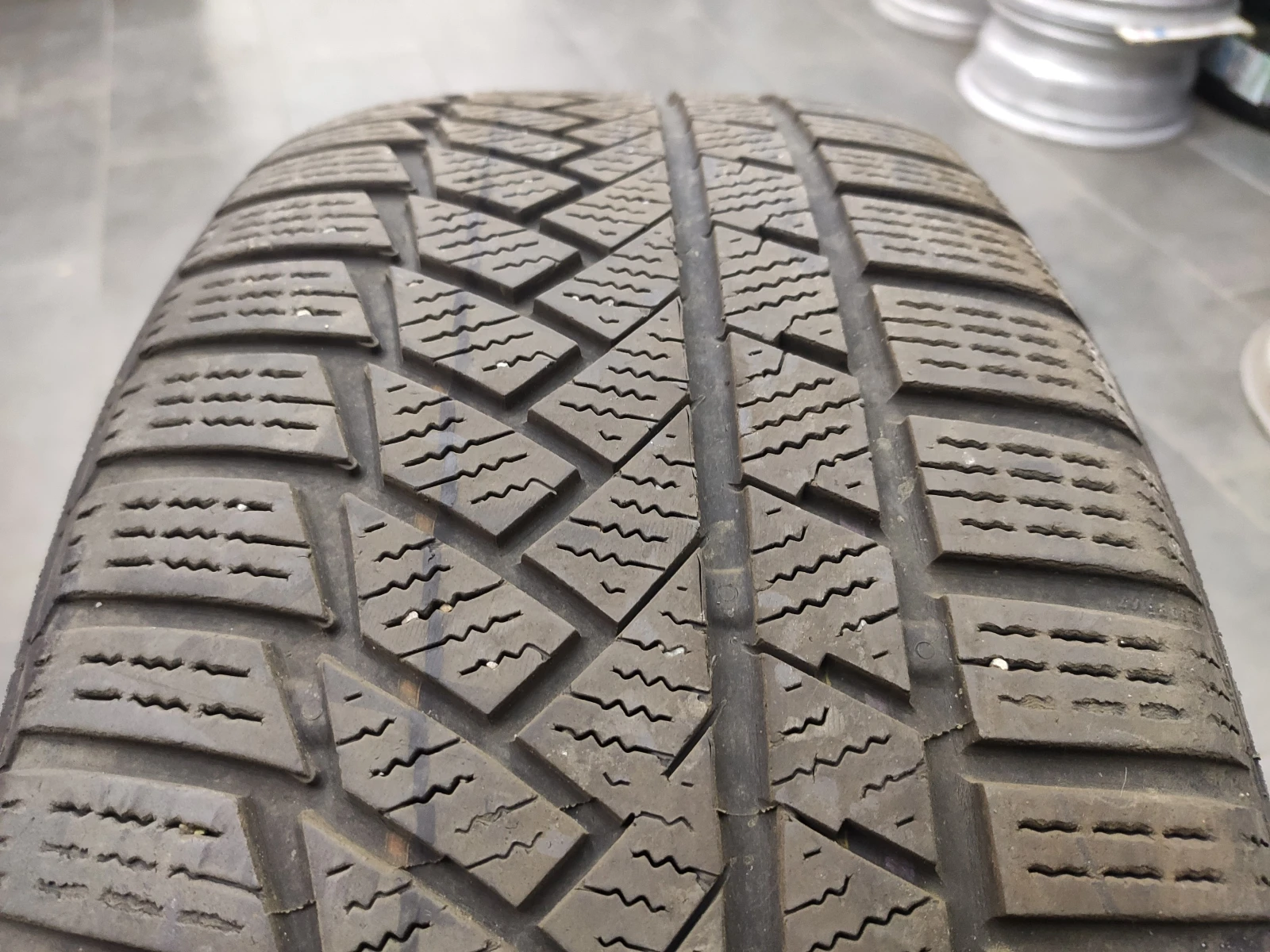 Гуми Зимни 235/50R18
