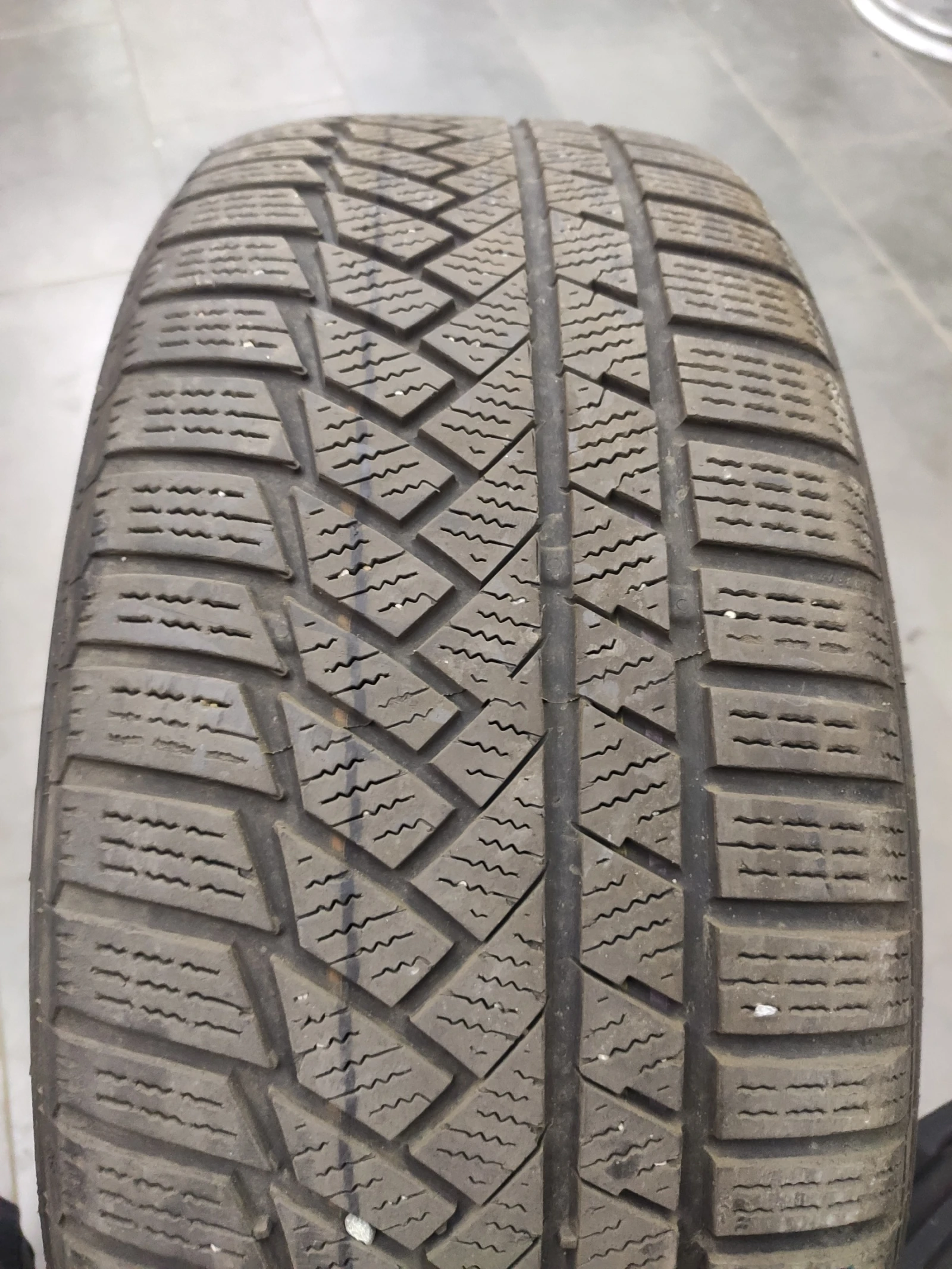 Гуми Зимни 235/50R18, снимка 2 - Гуми и джанти - 54806759