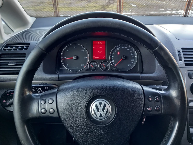 VW Touran 2.0TDI BMM NAVI, снимка 13 - Автомобили и джипове - 48731265