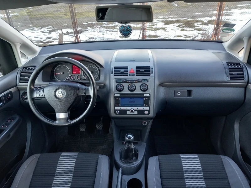 VW Touran 2.0TDI BMM NAVI, снимка 9 - Автомобили и джипове - 48731265