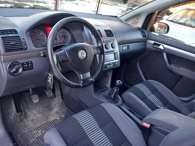 VW Touran 2.0TDI BMM NAVI, снимка 10 - Автомобили и джипове - 48731265