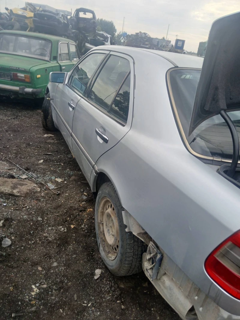 Mercedes-Benz C 180, снимка 4 - Автомобили и джипове - 51026165