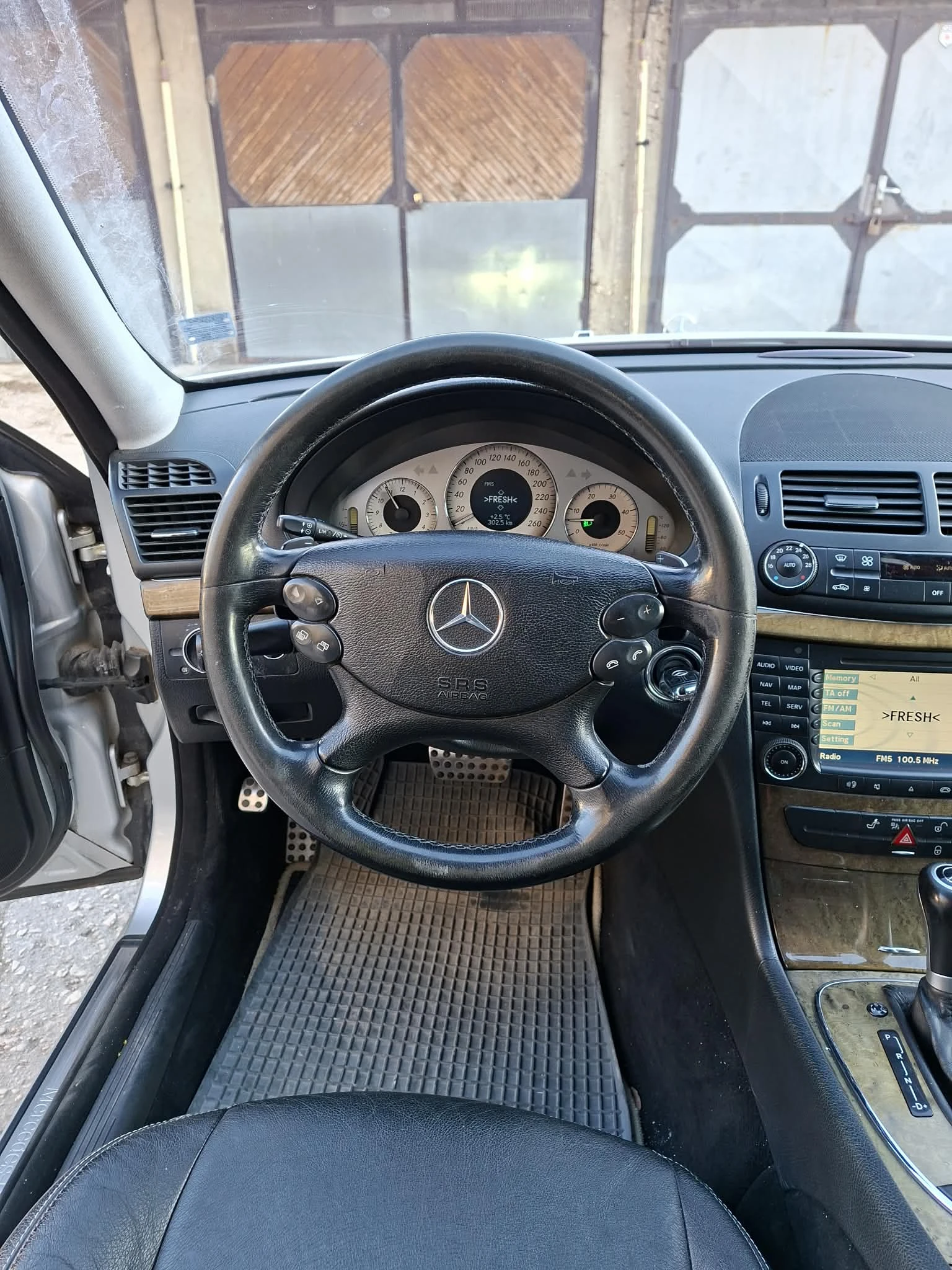 Mercedes-Benz E 320  - изображение 8