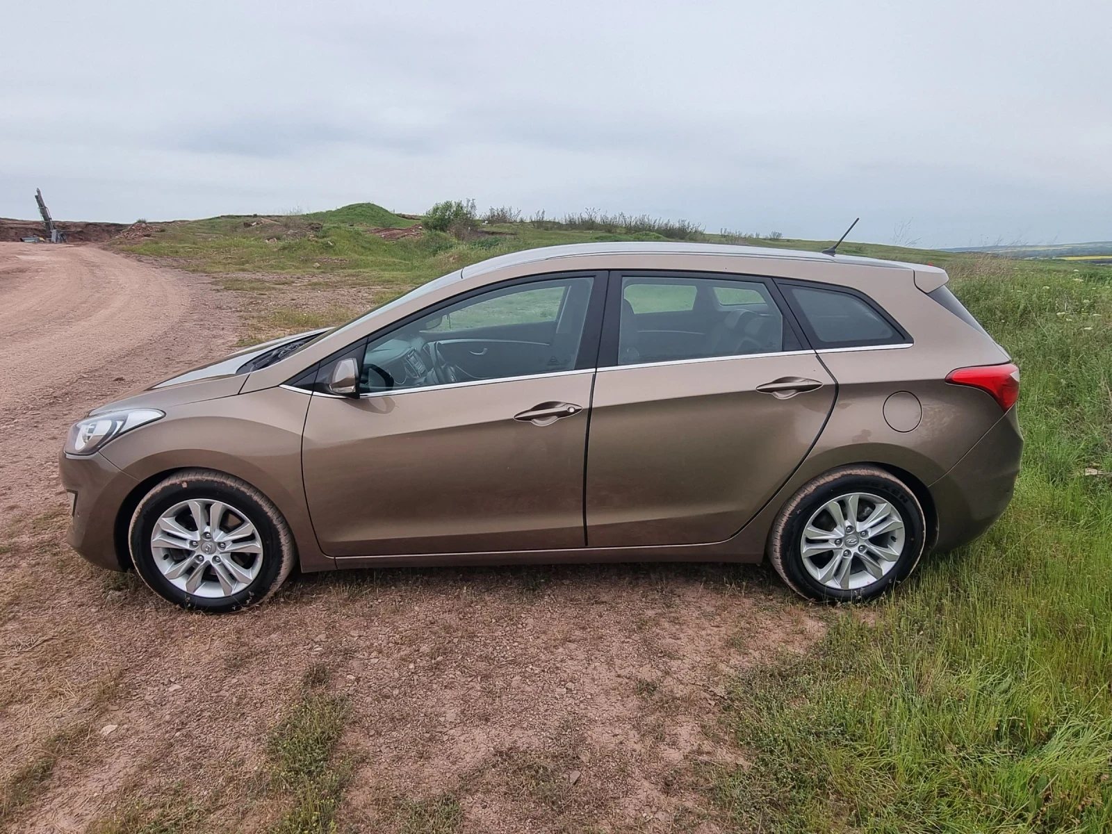 Hyundai I30  Premium 1.6 CRDI АВТОМАТ, снимка 5 - Автомобили и джипове - 54478083