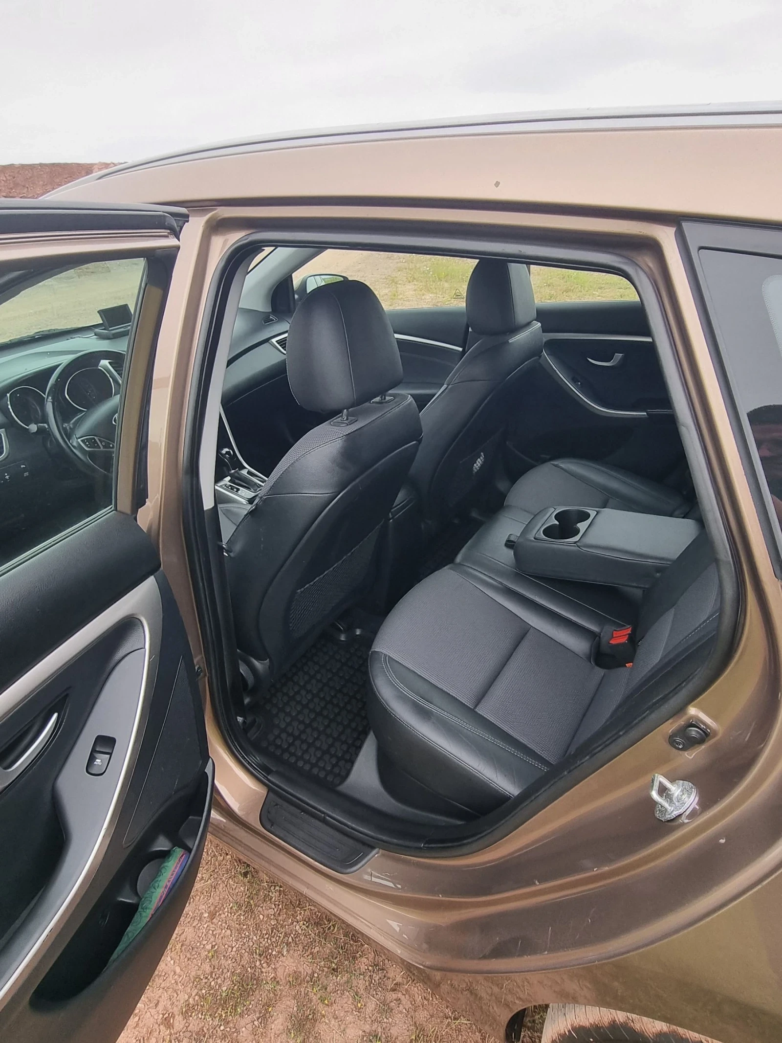 Hyundai I30  Premium 1.6 CRDI АВТОМАТ, снимка 14 - Автомобили и джипове - 54478083