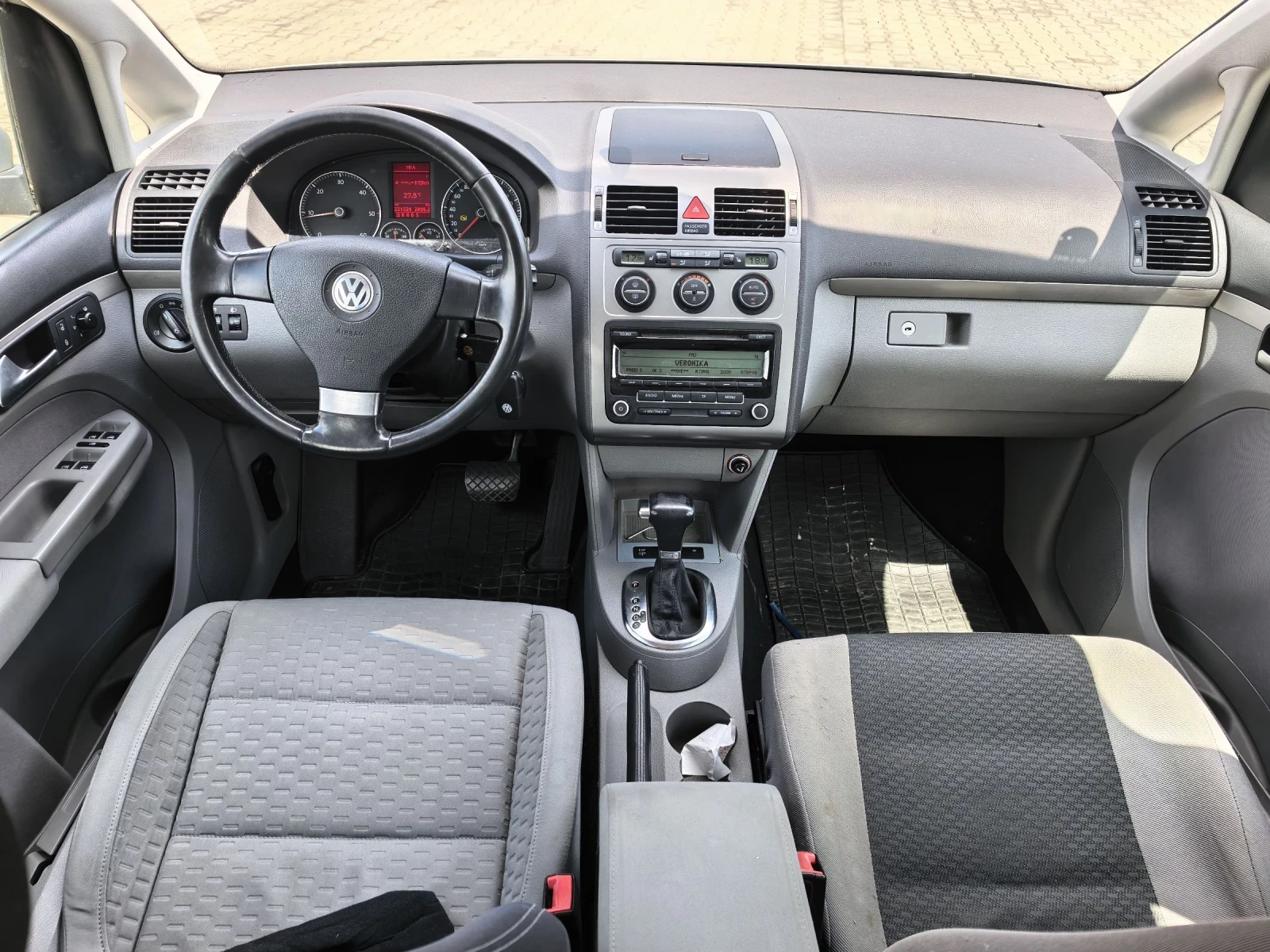 VW Touran АВТОМАТ 1.9тди 105кс Забележки, снимка 9 - Автомобили и джипове - 54620576