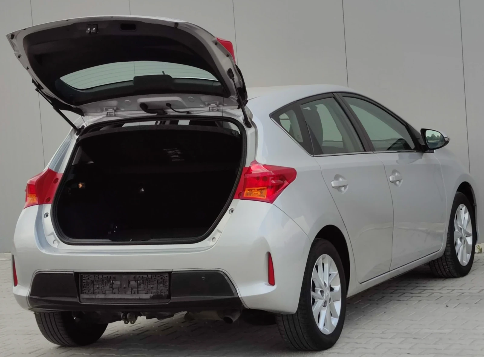 Toyota Auris 1.6VVT-I* 132�.�*  | Mobile.bg � ����������� 9