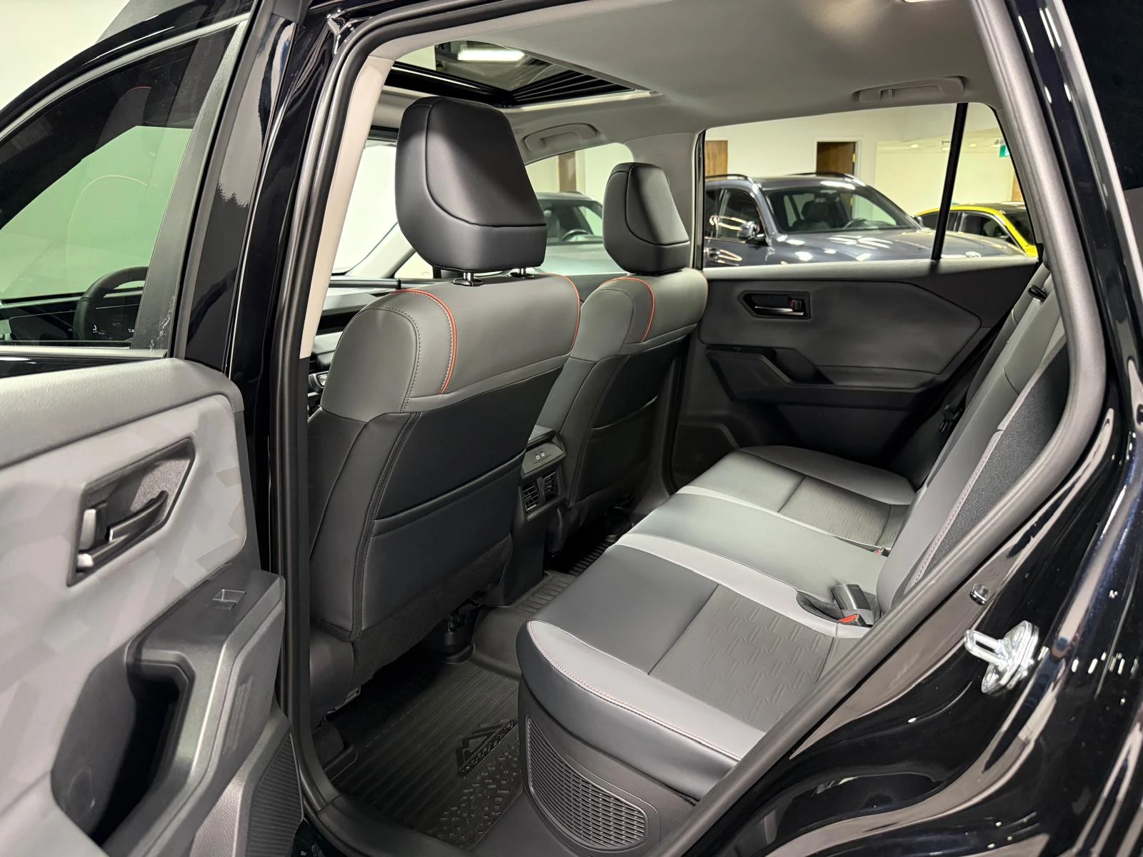 Toyota Rav4 2.5 Woodland AWD Hybrid, снимка 14 - Автомобили и джипове - 54242238