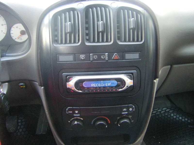 Chrysler Voyager 2.4 i, снимка 12 - Автомобили и джипове - 52313522