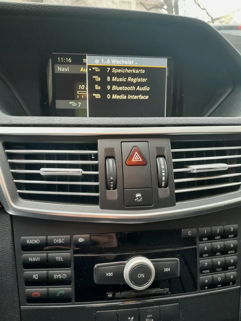 Mercedes-Benz E 220 AMG Elegance, снимка 13 - Автомобили и джипове - 52840619