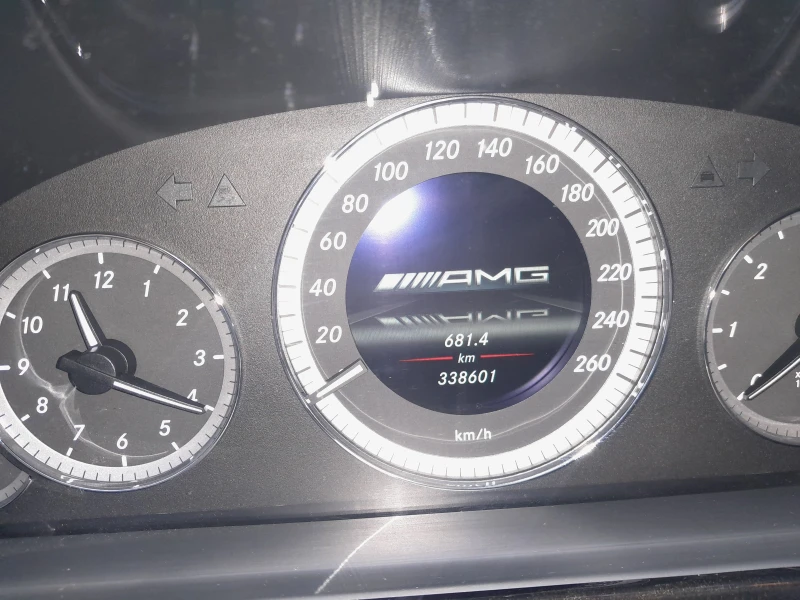 Mercedes-Benz E 220 AMG Elegance, снимка 8 - Автомобили и джипове - 52840619