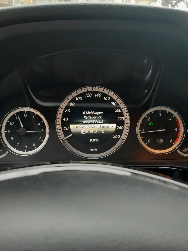 Mercedes-Benz E 220 AMG Elegance, снимка 12 - Автомобили и джипове - 52840619