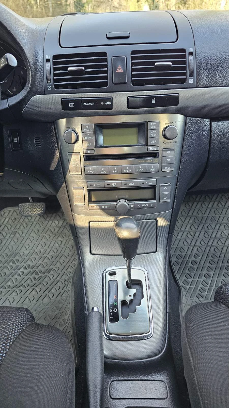 Toyota Avensis 1.8, снимка 14 - Автомобили и джипове - 53787474