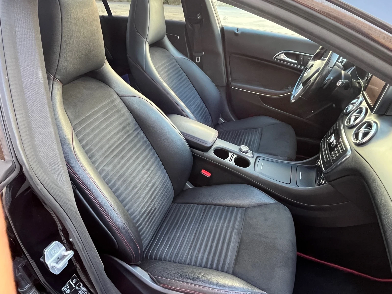 Mercedes-Benz CLA 220, снимка 15 - Автомобили и джипове - 55080599