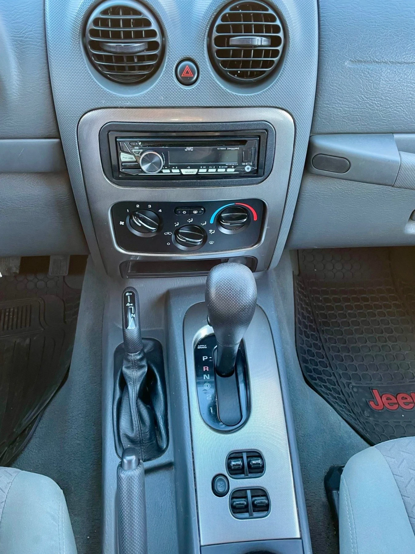 Jeep Cherokee 3.7 - изображение 6