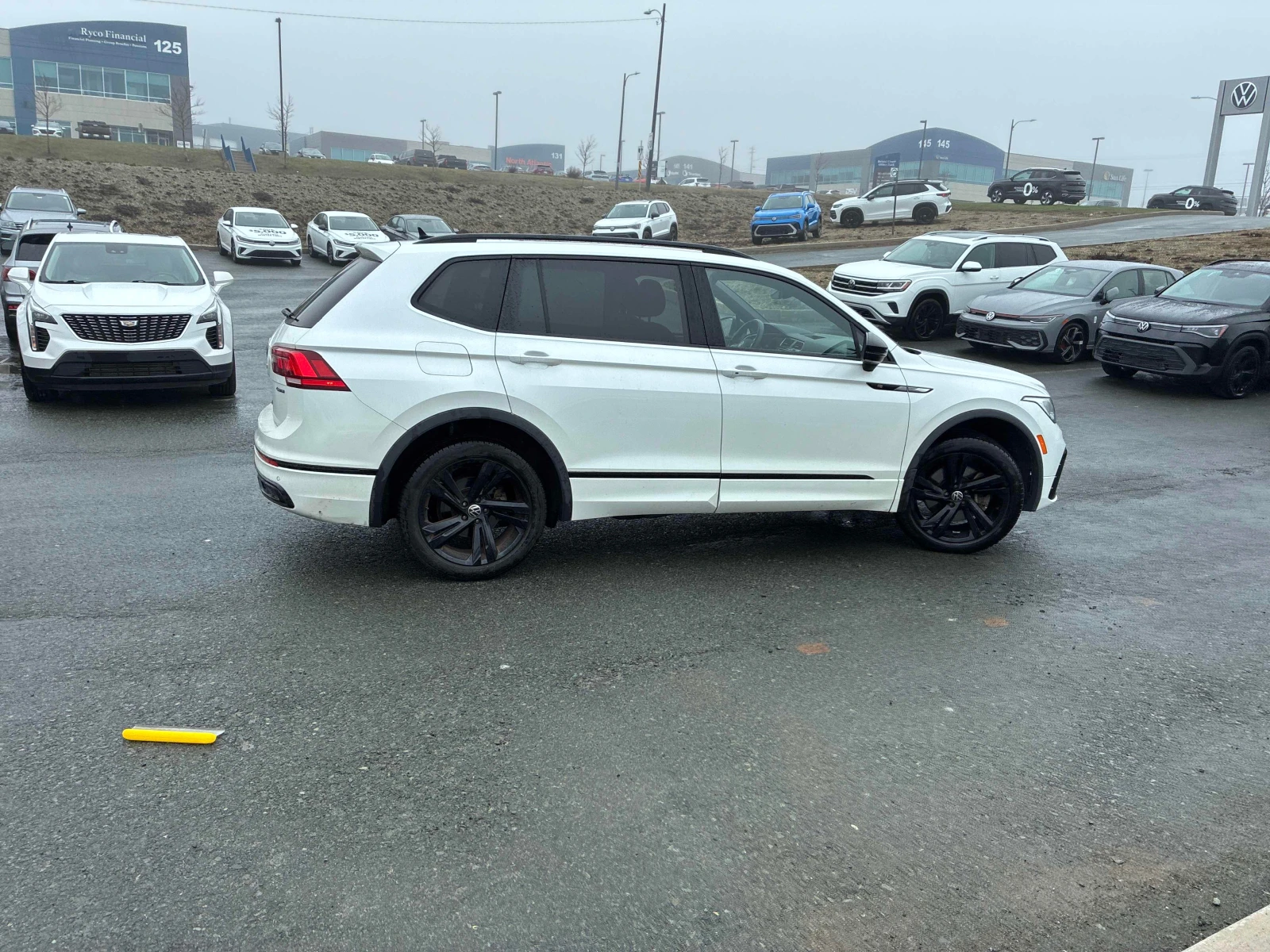 VW Tiguan AWD R-LINE* ПОДГРЕВ* ПАНО* М.ТОЧКА* КАМЕРА* CARPLA, снимка 4 - Автомобили и джипове - 54623907