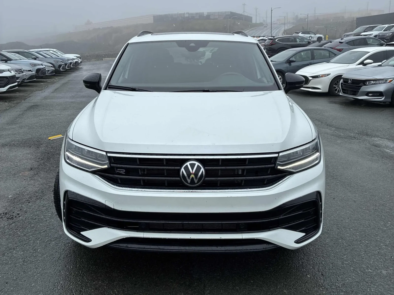 VW Tiguan AWD R-LINE* ПОДГРЕВ* ПАНО* М.ТОЧКА* КАМЕРА* CARPLA, снимка 5 - Автомобили и джипове - 54623907