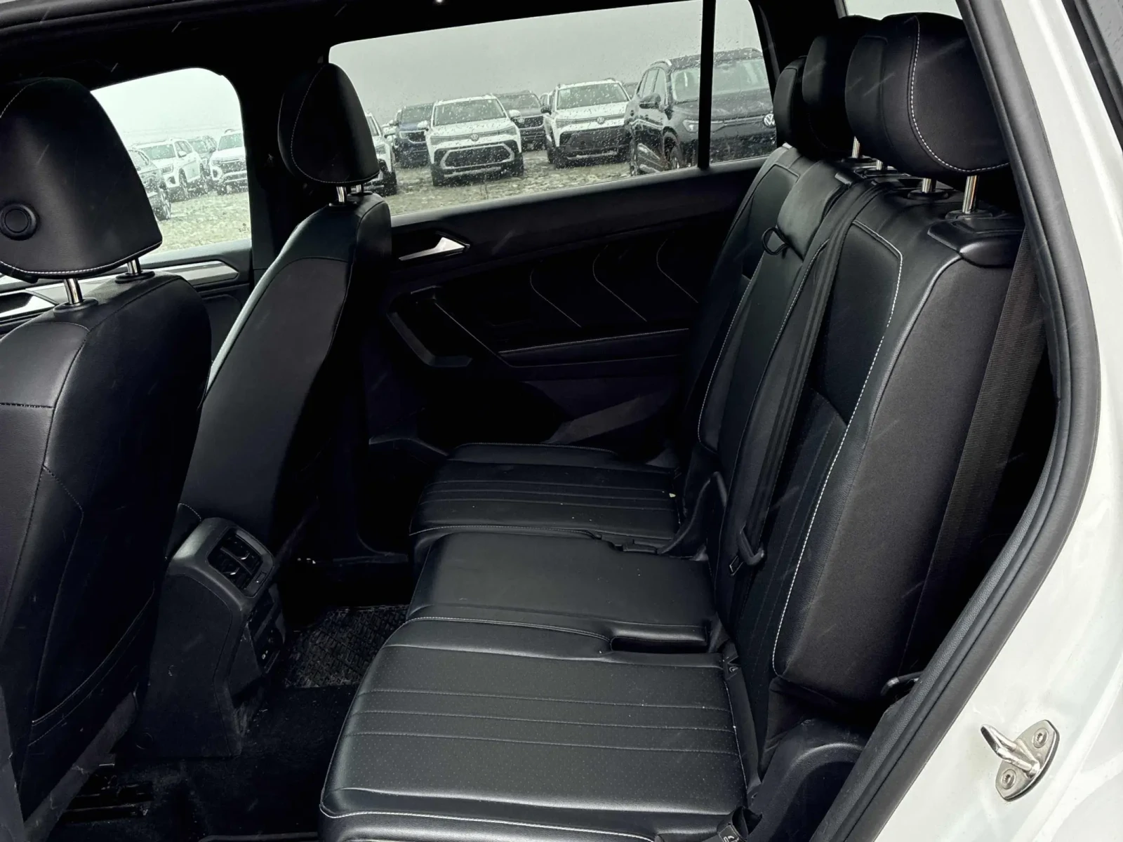 VW Tiguan AWD R-LINE* ПОДГРЕВ* ПАНО* М.ТОЧКА* КАМЕРА* CARPLA, снимка 12 - Автомобили и джипове - 54623907