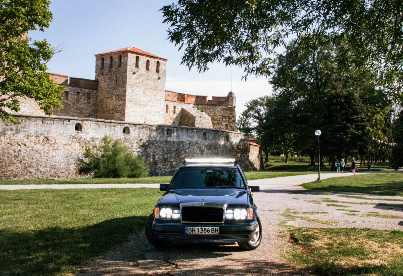 Mercedes-Benz 124 2.0i, снимка 2 - Автомобили и джипове - 47540762