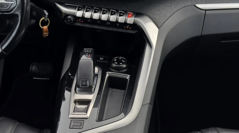 Peugeot 5008 1.6T 180кс.Autom.Navi Car play Camera Кожа Подгрев, снимка 11 - Автомобили и джипове - 52583556