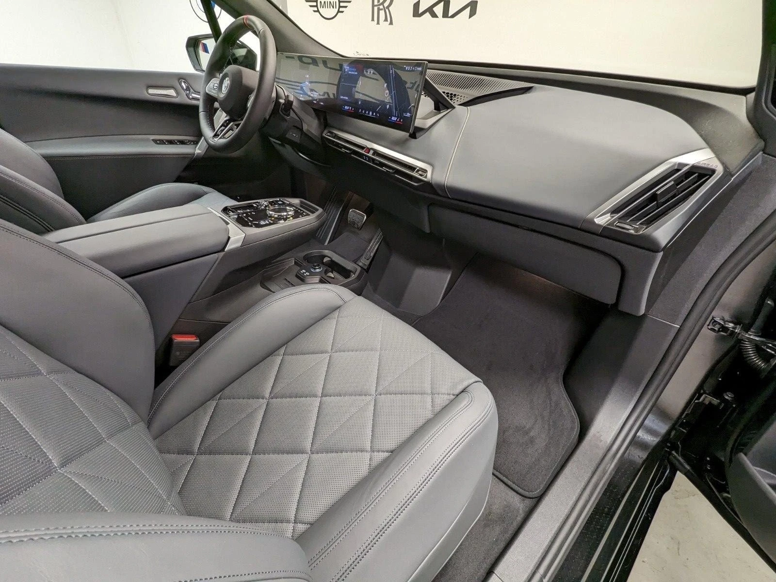 BMW iX M70/FACELIFT/ M-SPORT/H&K/ ICONIC GLOW/SKY LOUNGE/ | Mobile.bg   12