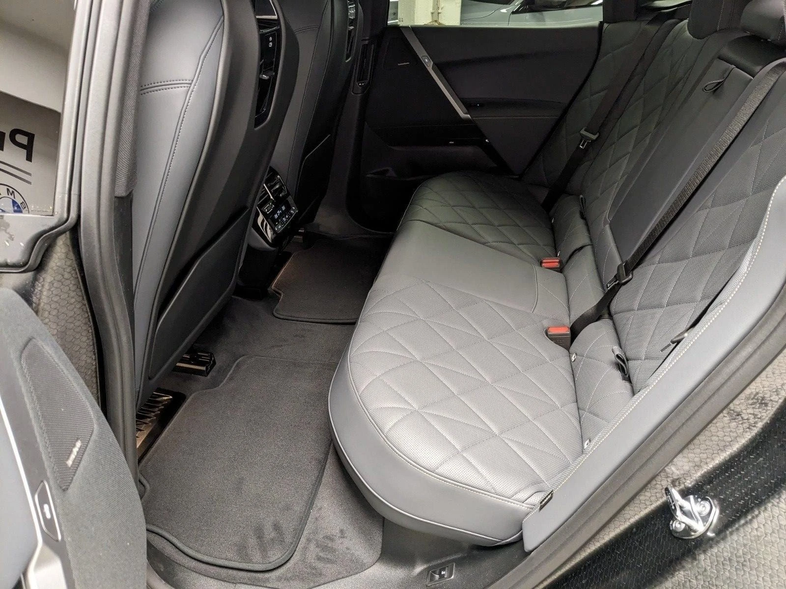 BMW iX M70/FACELIFT/ M-SPORT/H&K/ ICONIC GLOW/SKY LOUNGE/ | Mobile.bg   13