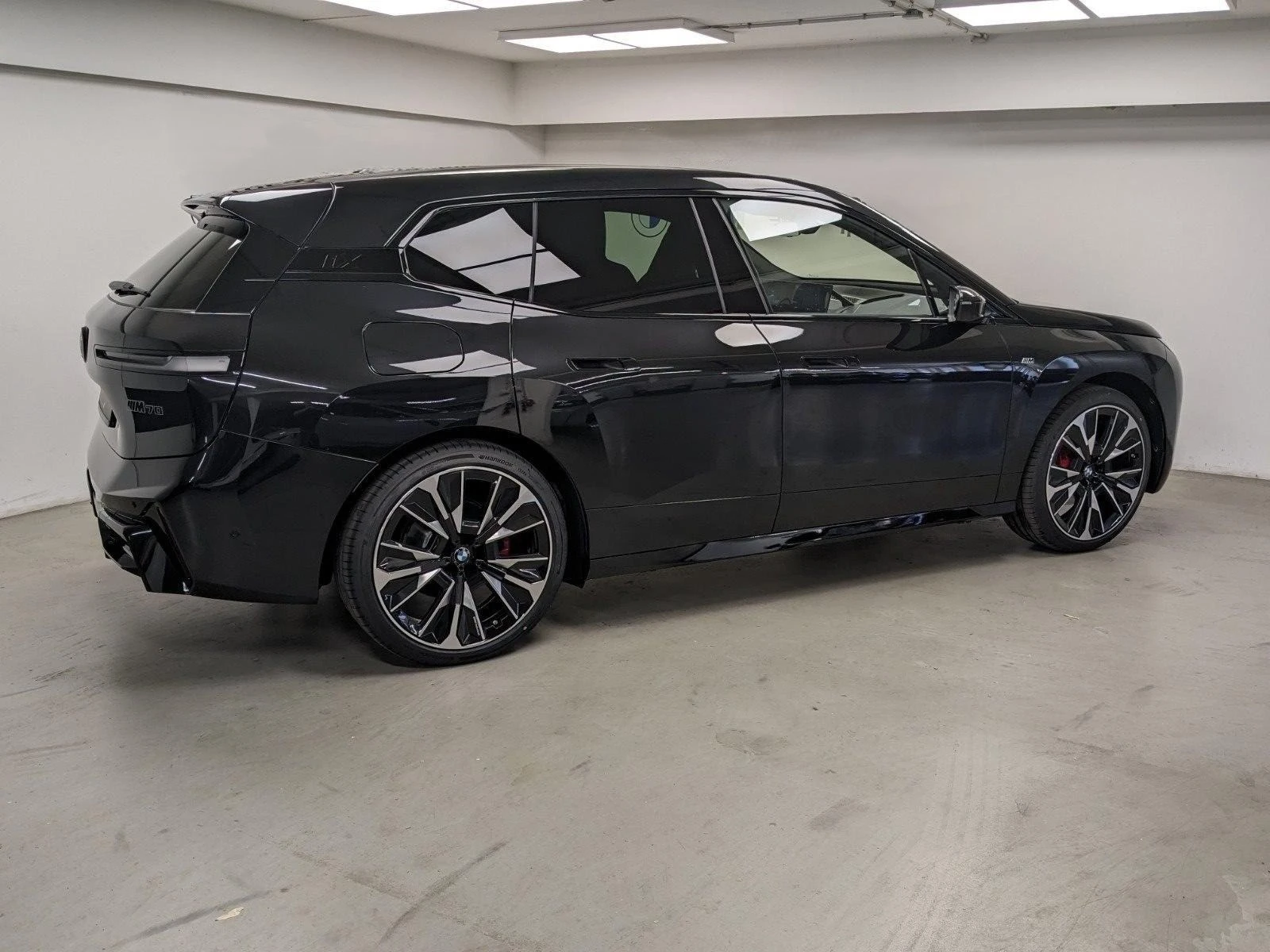 BMW iX M70/FACELIFT/ M-SPORT/H&K/ ICONIC GLOW/SKY LOUNGE/ - изображение 6