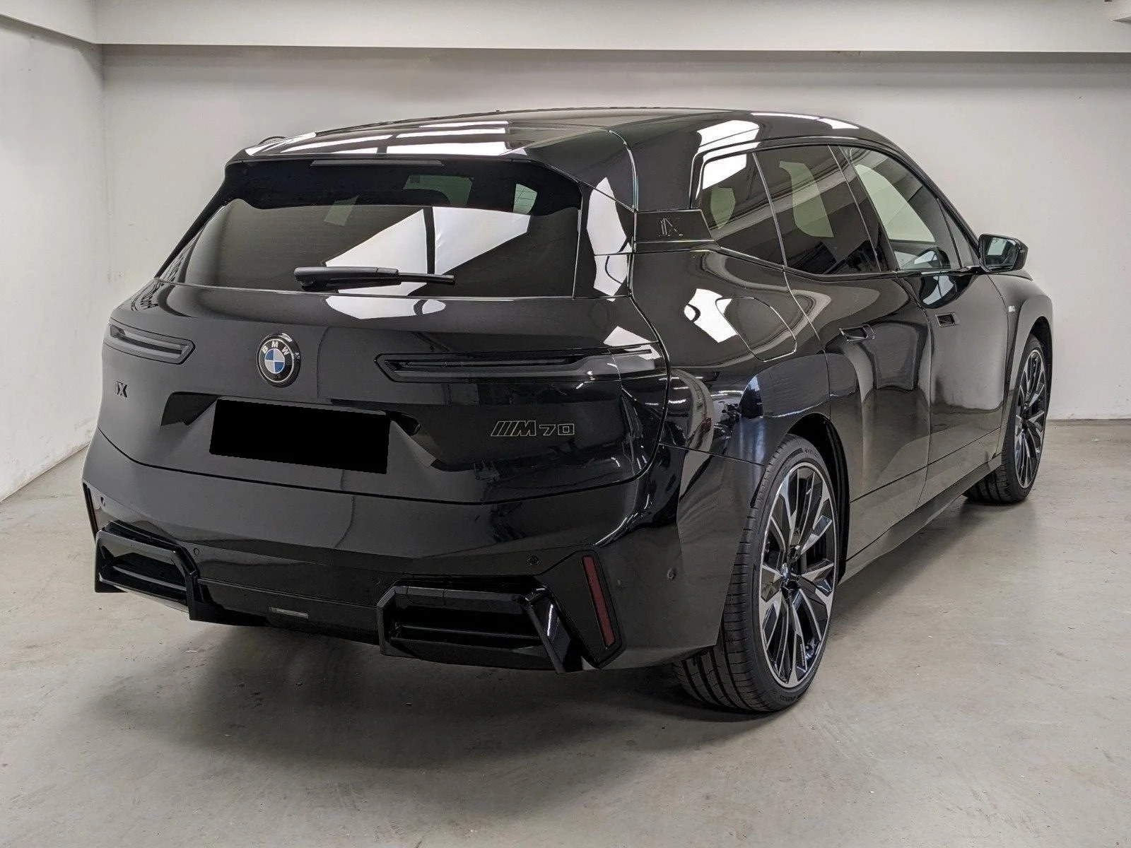 BMW iX M70/FACELIFT/ M-SPORT/H&K/ ICONIC GLOW/SKY LOUNGE/ - изображение 5