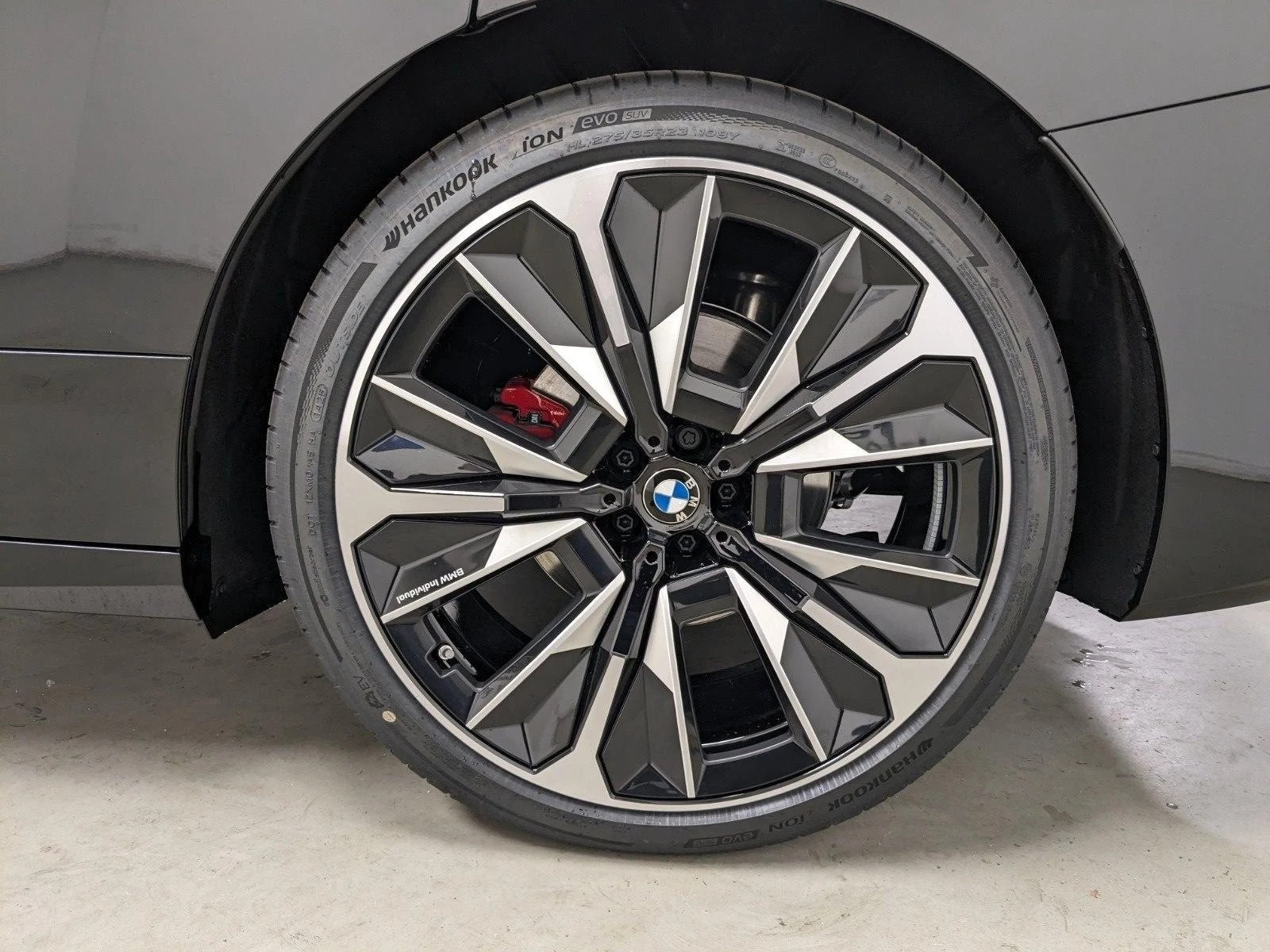 BMW iX M70/FACELIFT/ M-SPORT/H&K/ ICONIC GLOW/SKY LOUNGE/ - изображение 4
