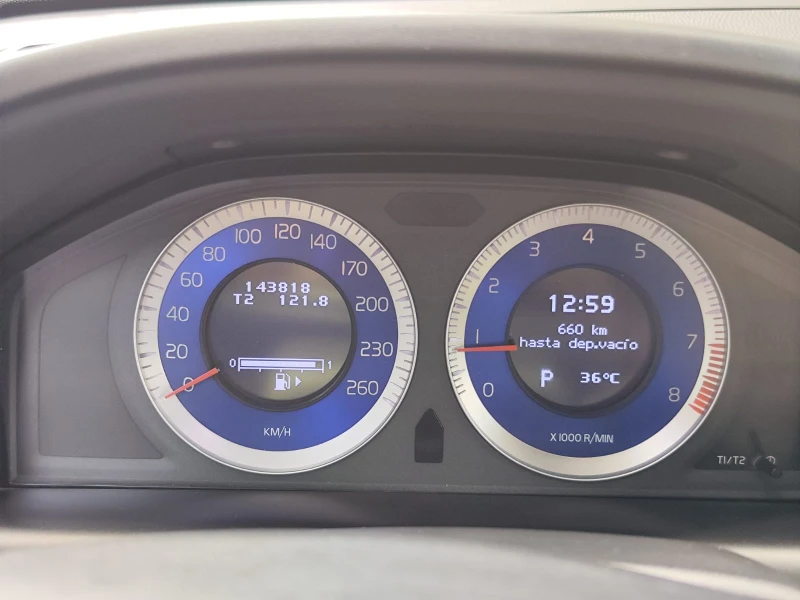 Volvo XC60  2.0T, R-Design, снимка 9 - Автомобили и джипове - 52531072