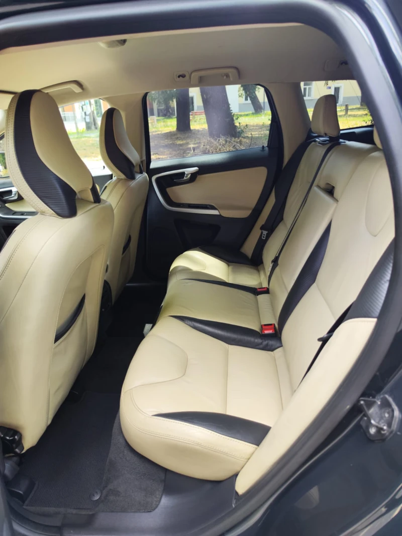 Volvo XC60  2.0T, R-Design, снимка 6 - Автомобили и джипове - 52531072