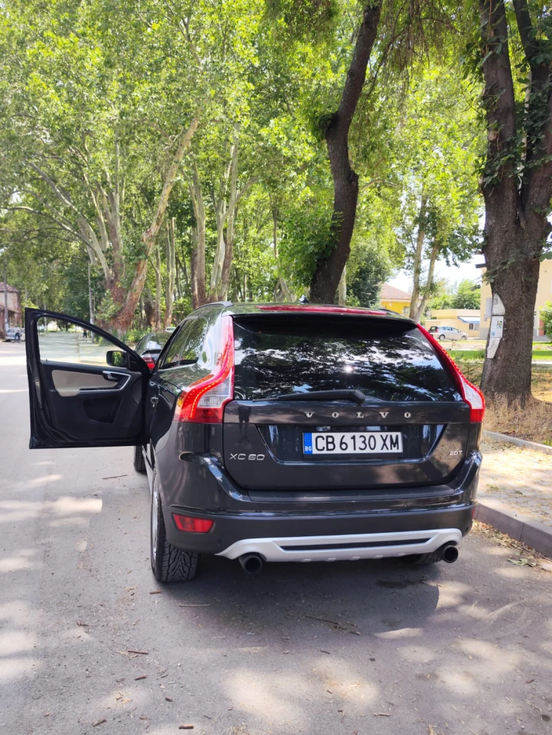 Volvo XC60  2.0T, R-Design, снимка 4 - Автомобили и джипове - 52531072