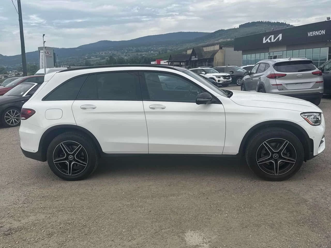 Mercedes-Benz GLC * 300 * АВТОКРЕДИТ БЕЗ ПЪРВОНАЧАЛНА ВНОСКА* , снимка 3 - Автомобили и джипове - 54921940