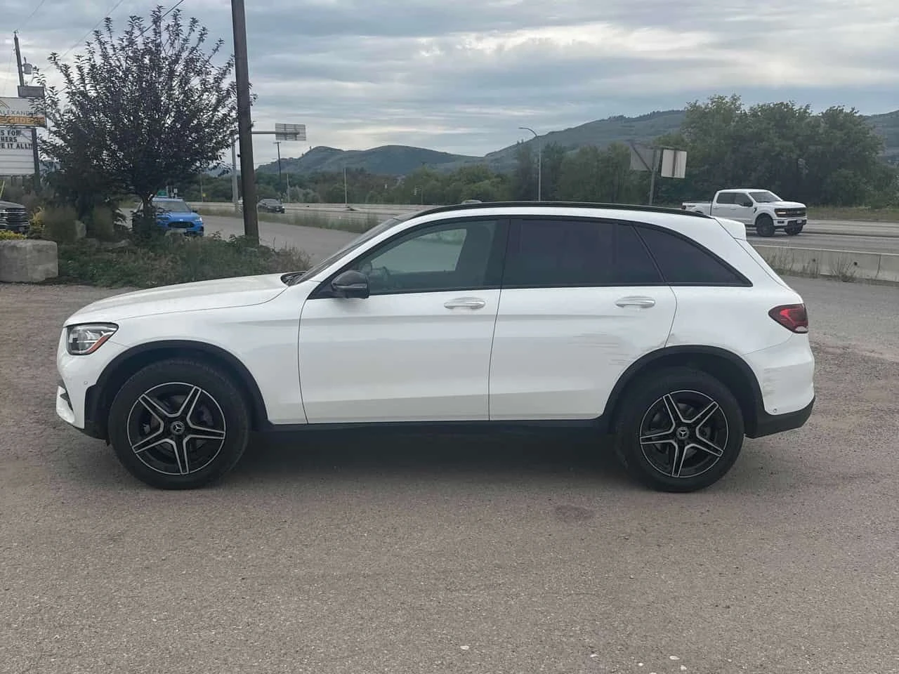 Mercedes-Benz GLC * 300 * АВТОКРЕДИТ БЕЗ ПЪРВОНАЧАЛНА ВНОСКА* , снимка 2 - Автомобили и джипове - 54921940